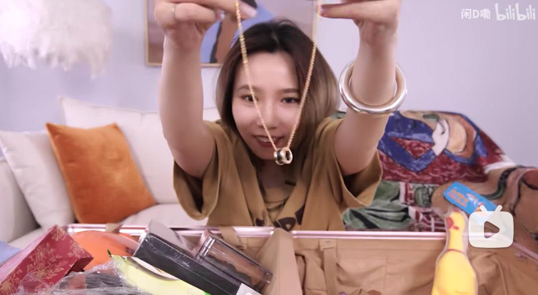 无人认领的行李箱盲盒,无人认领行李箱成网红盲盒