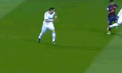 致敬C罗？维尼修斯国家德比禁区跳水，巴萨球员疯狂嘲讽