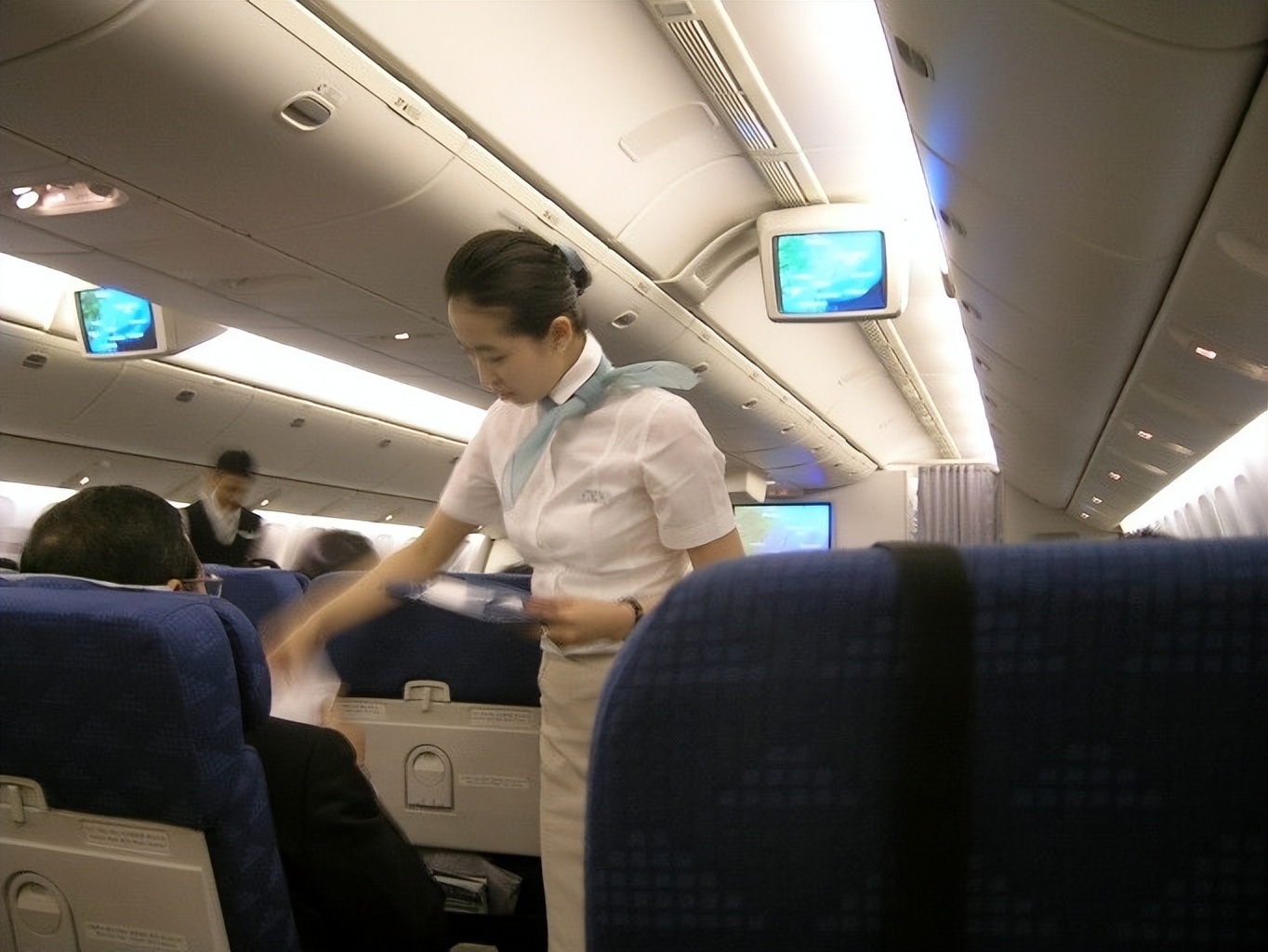 赵显娥让空姐下跪道歉视频,赵显娥逼停飞机事件