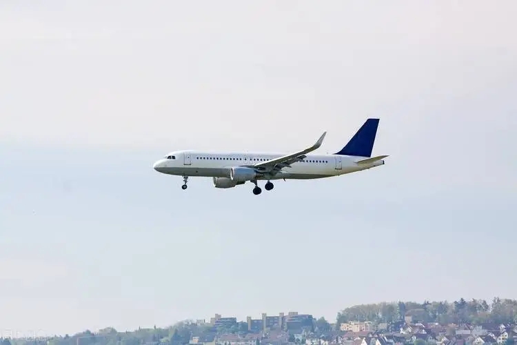 发生空难是不是航空公司违约,发生空难保险公司一般赔多少