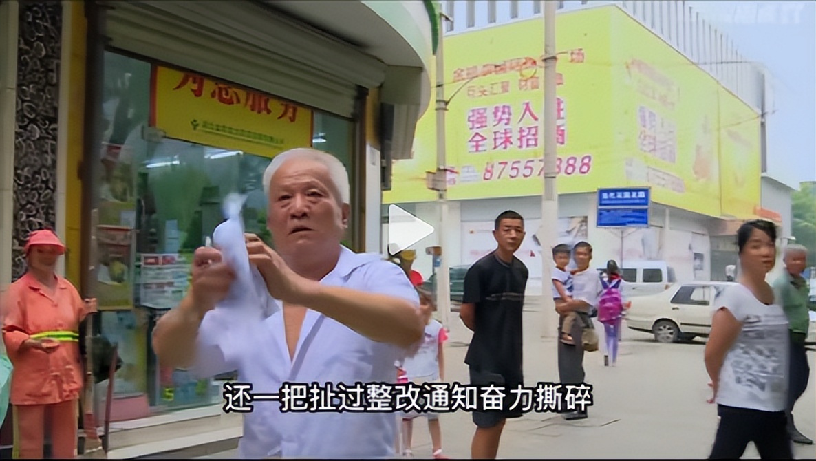 七旬摊贩竟然当众掌掴城管,地摊老汉当街掌掴城管怒吼