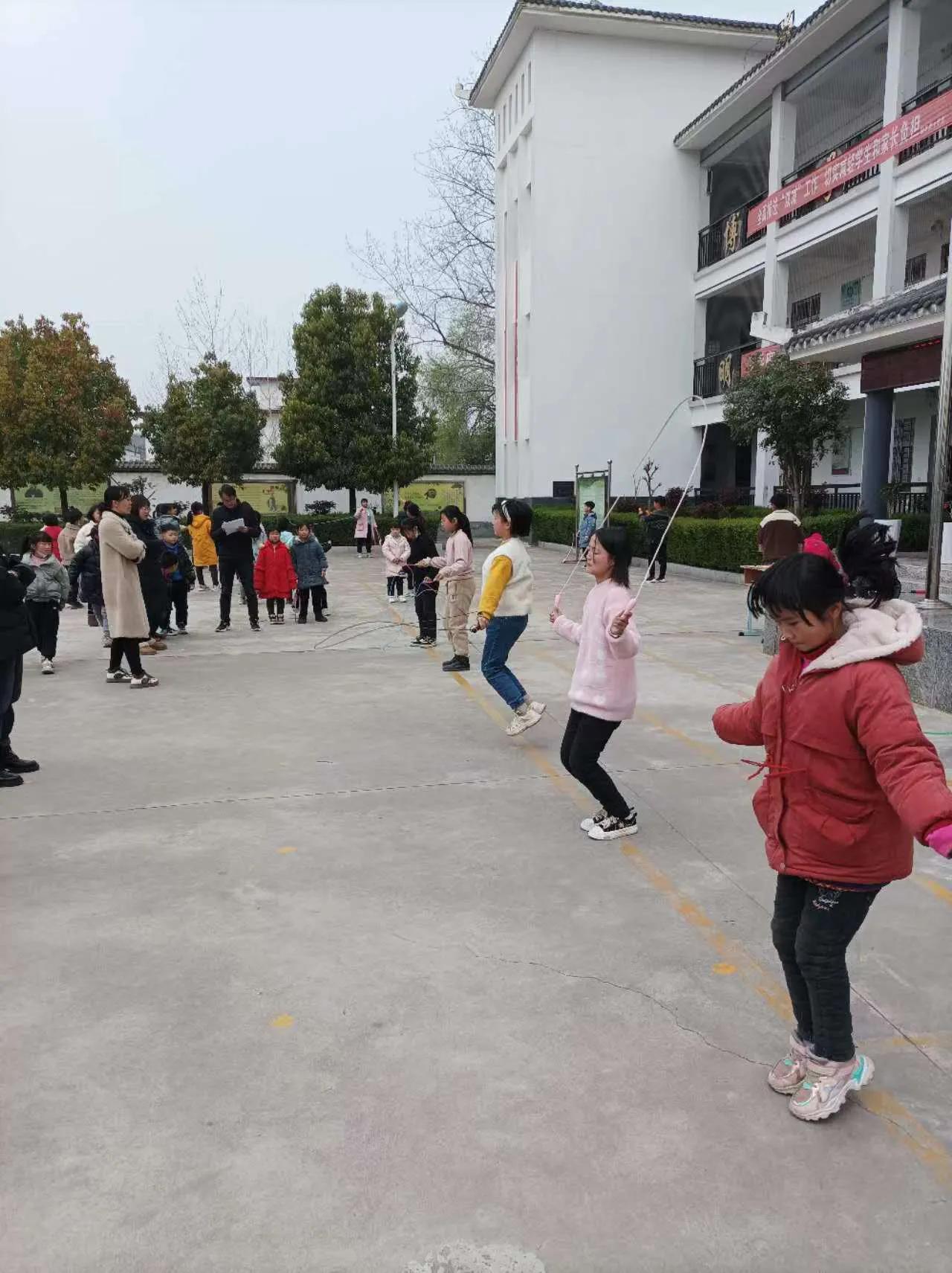 枳沟中心小学跳绳比赛,跳绳比赛小学生课间操