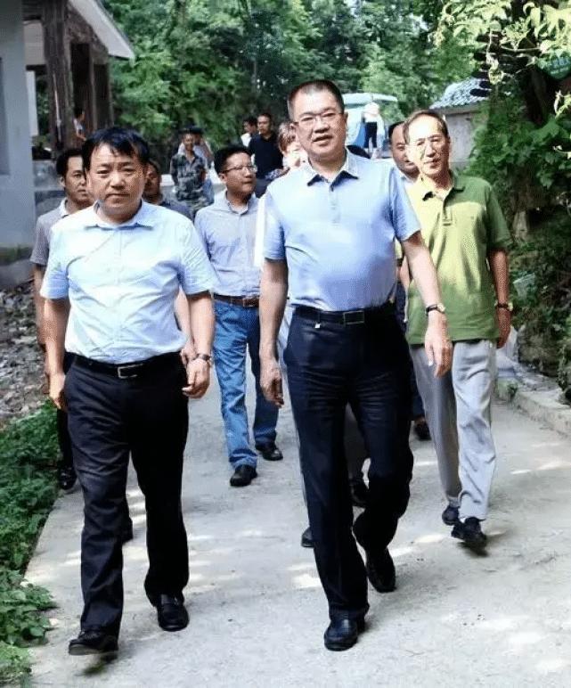 部级郑洪十年一把手，68岁已退休，典型表里不一