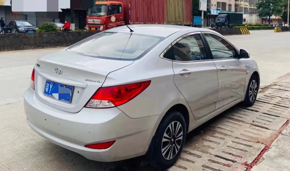 12年现代瑞纳1.4自动顶配,2011款瑞纳两厢1.4自动时尚型