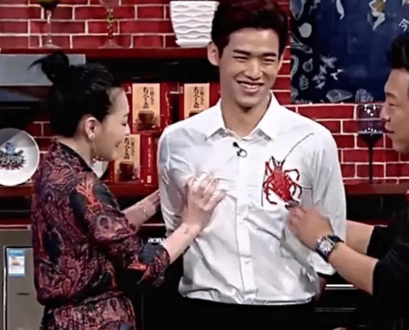 靠肩撒娇、摸脸掐腰、强吻壁咚，没分寸感的女明星算不算耍流氓？