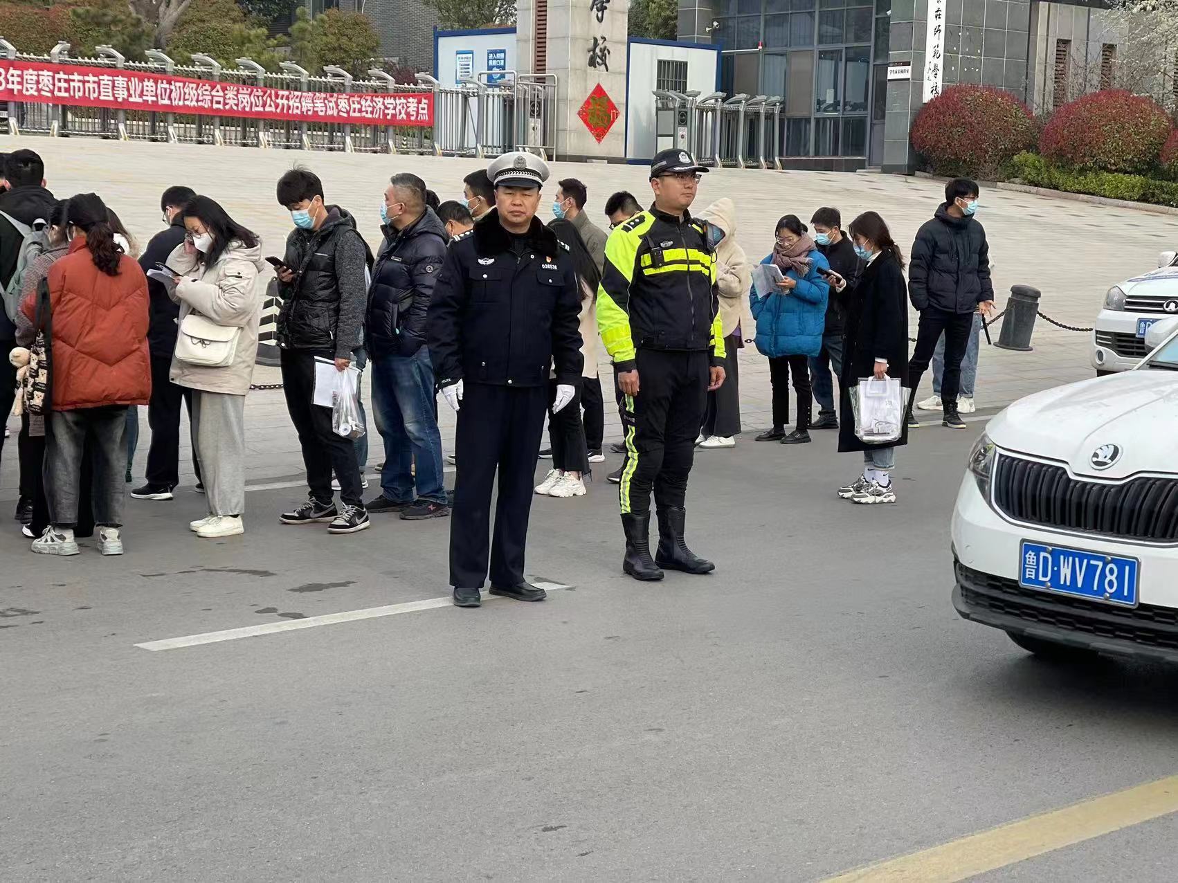 粗心考生遗失准考证交警紧急护送,马虎考生走错考点交警紧急救助