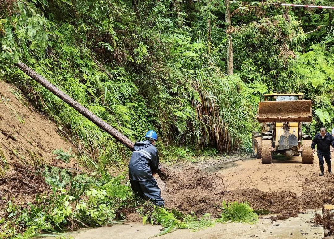 无惧风雨保供电守护光明暖万家,无惧风雨全力以赴抗洪