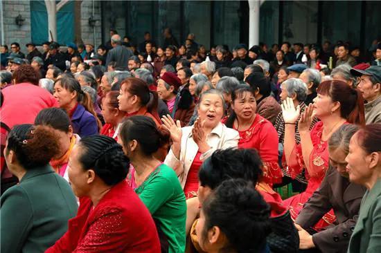 如何增强店铺吸引力和产品销量,怎么才能提升服装店的人气和销售