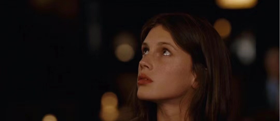 法国影片《花容月貌》以超现实的手法表达了什么？