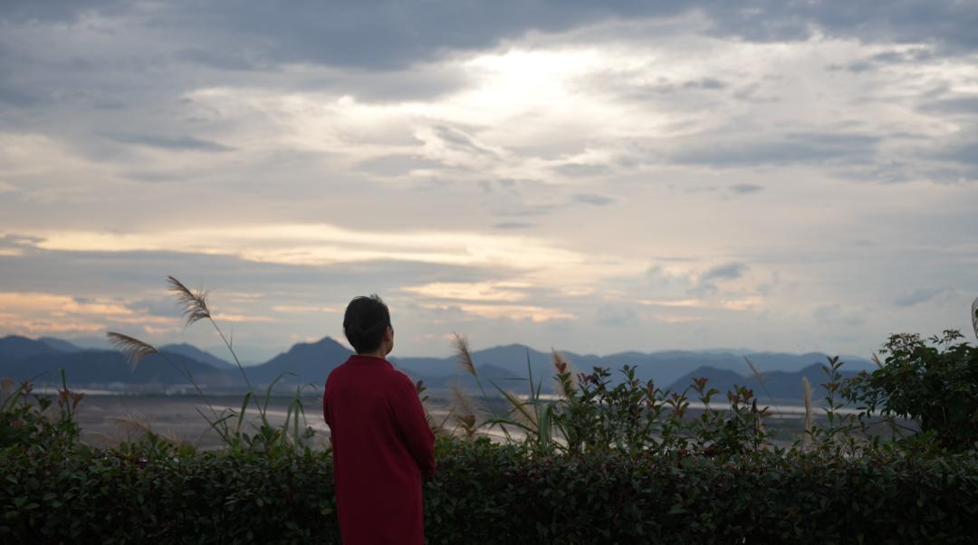 57岁北漂女工，在女厕3㎡管道间里画画：这里安放我的灵魂