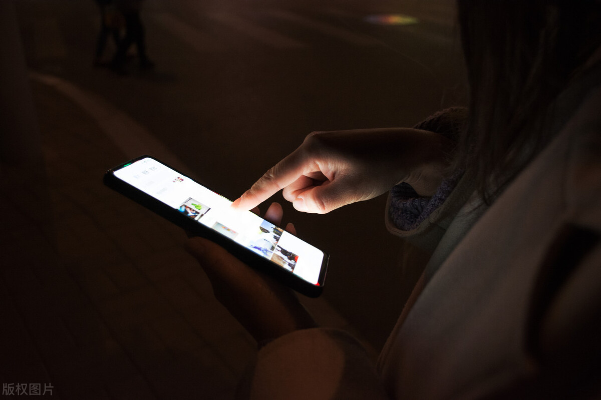 晚上睡不着早上就不想起床,为什么晚上睡觉不想起床