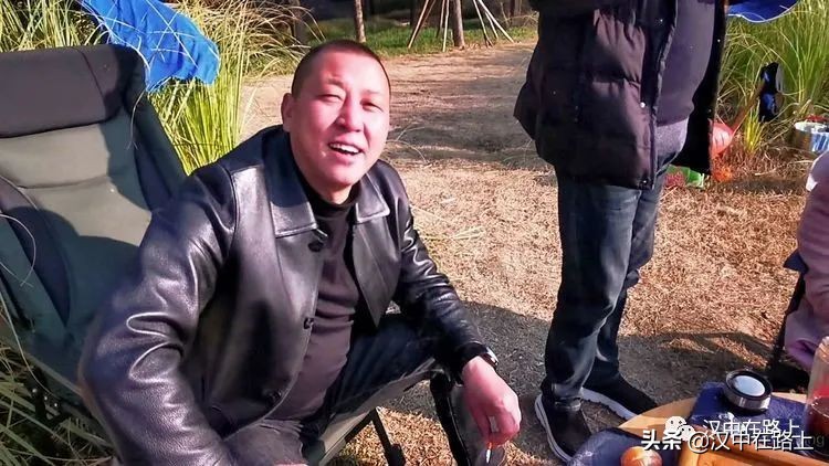 冬泳爱好者低温中畅游泳,冬泳爱好者激情畅游越冷越泳