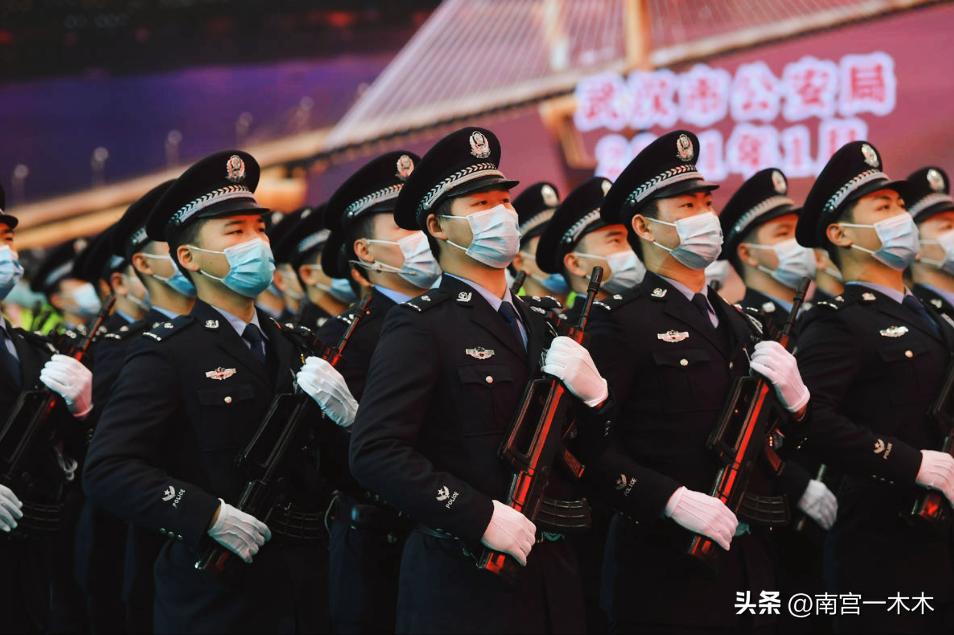 同样是交警为什么车牌不一样,警车上的公安和警察有什么区别