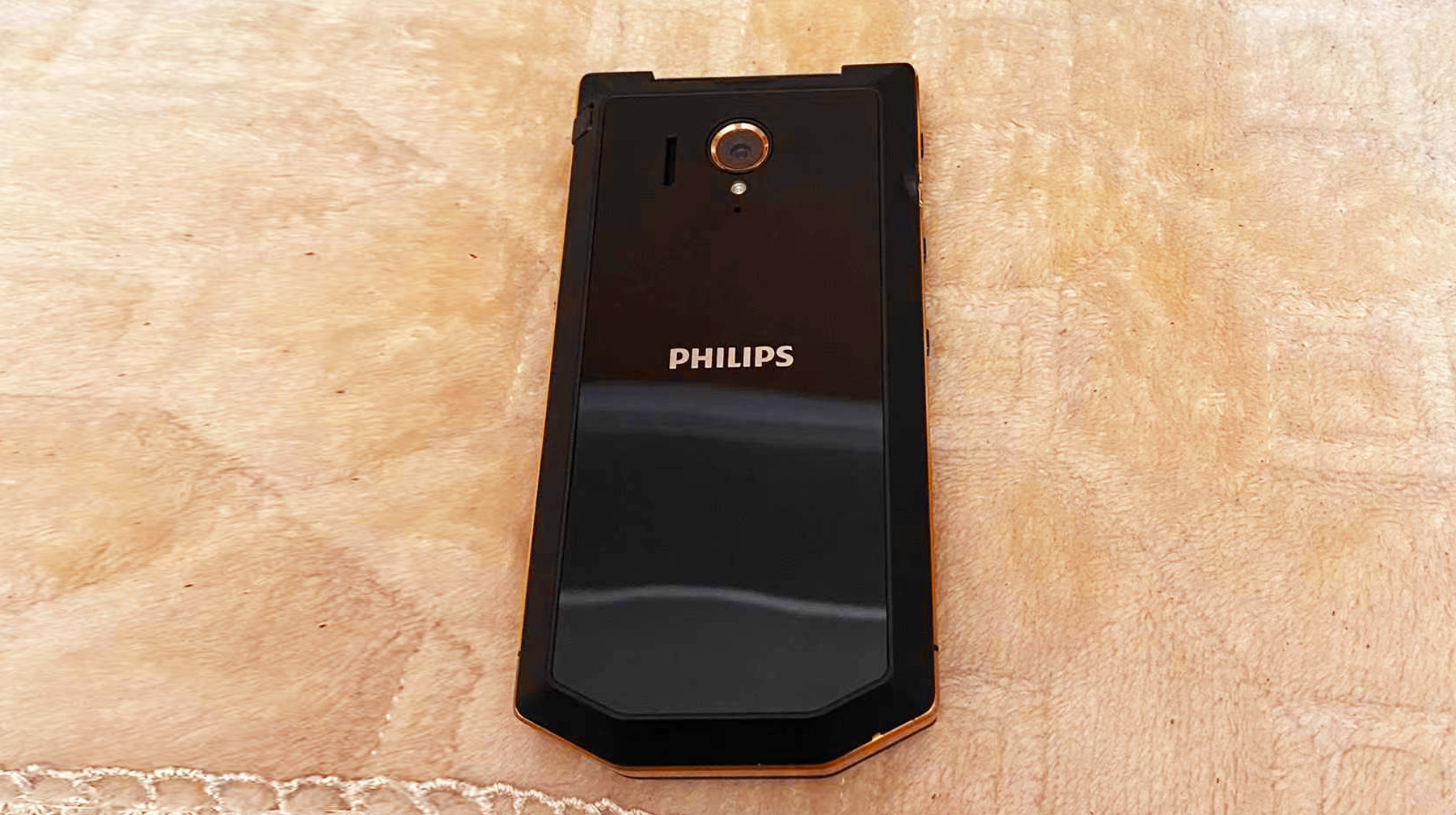 外形像跑车的翻盖手机,外观酷似保时捷的手机