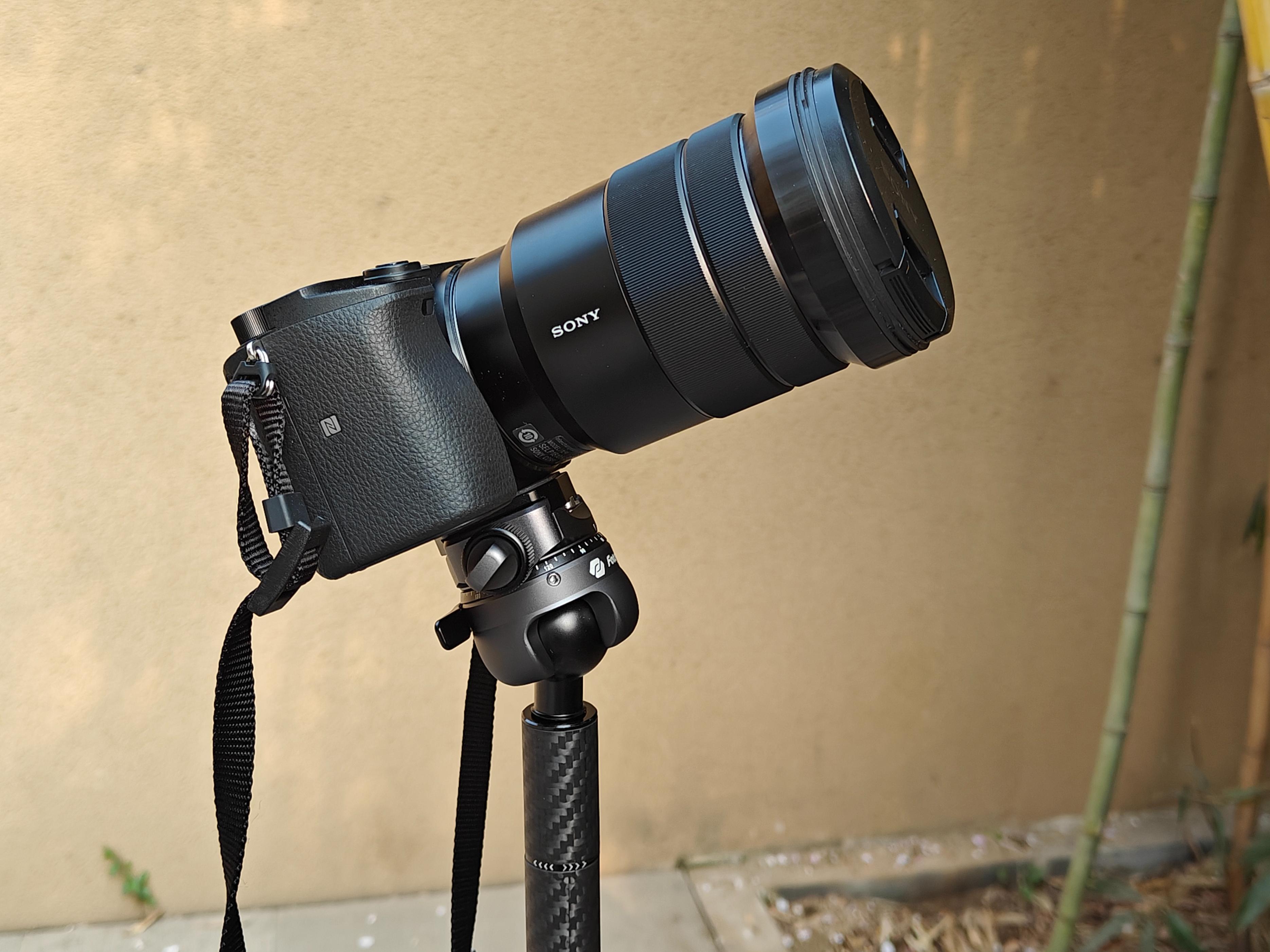 轻便小巧的自拍三脚架,多功能充电运动相机三脚架推荐