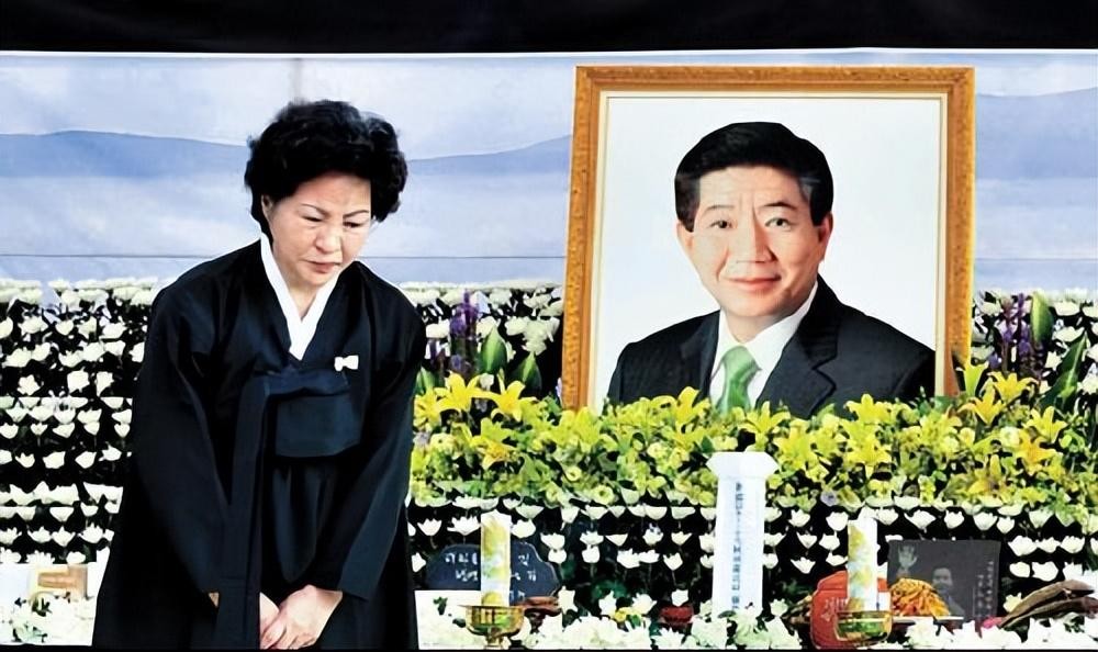 2009年，韩国前总统卢武铉跳崖身亡，女儿入狱，儿子在中国工作