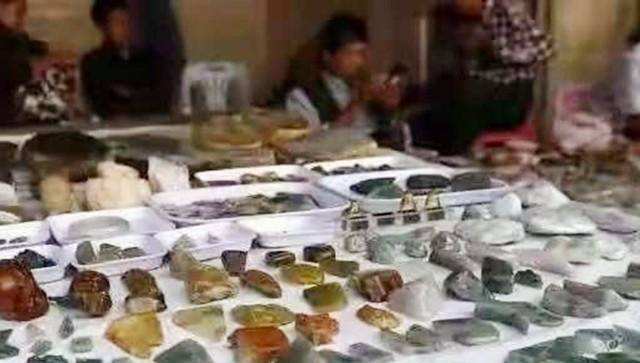 陕西男子挖到夜明珠如今成了路灯,夜明珠26亿路灯