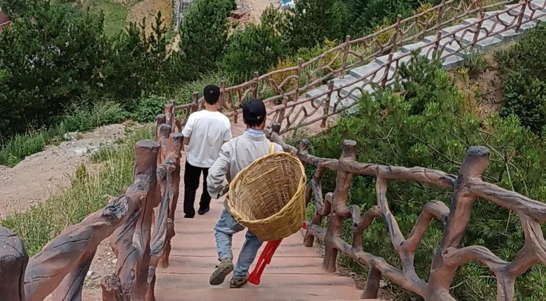 辛店镇持续开展路域环境整治行动,两城镇不断加大环境卫生整治力度