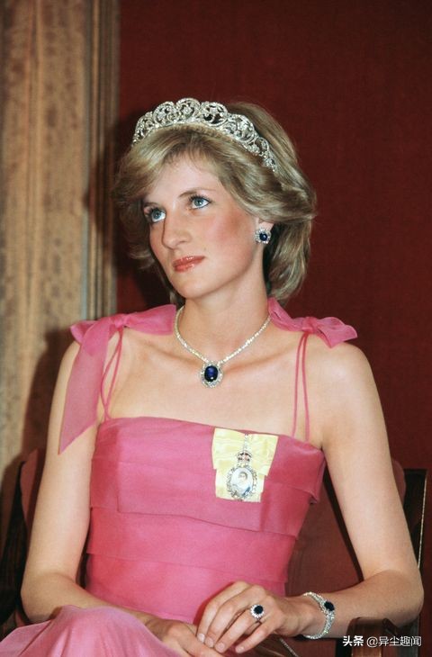 皇室蓝英国皇室衣服,英国王室穿什么颜色好看
