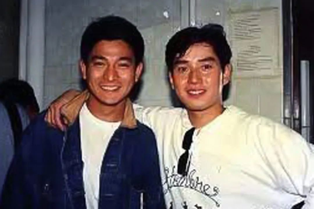 张国荣80年代天王巨星现场,80年代香港的天王巨星和天后