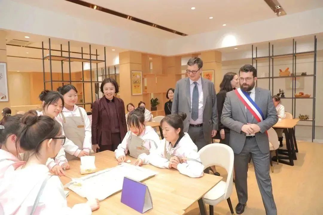 法国欧坦市市长一行来渝交流考察,法国欧坦市市长访问学校