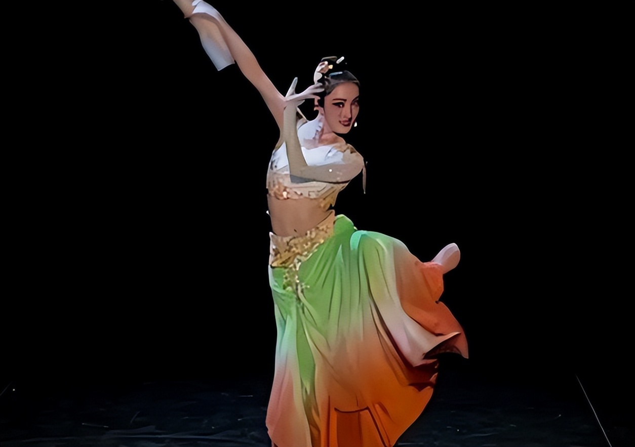 云艺毕业女孩跳舞,云艺舞蹈表演女班