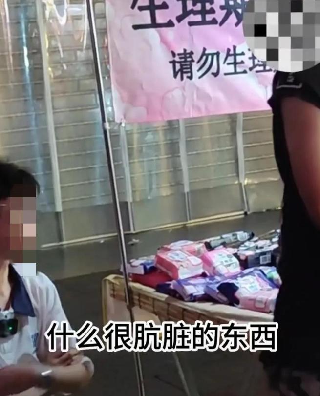小伙街边卖卫生巾遭掀摊,男子街边卖卫生巾原视频