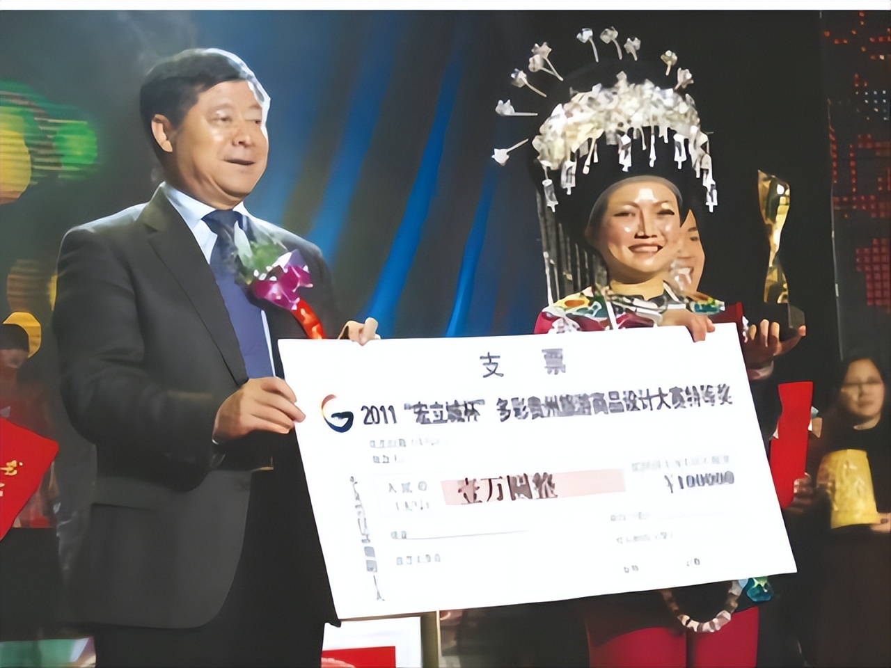 2013年，贵州女子把一片“树叶”卖到7000元，靠树叶年赚上千万