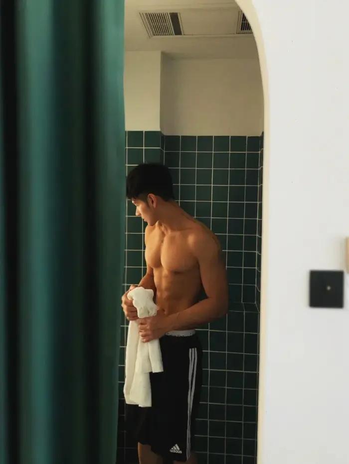 高颜值腹肌小狼狗照片,腹肌小狼狗照片帅气露脸