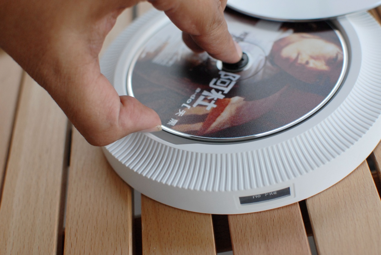 带着露营车出去露营,带着音响去露营