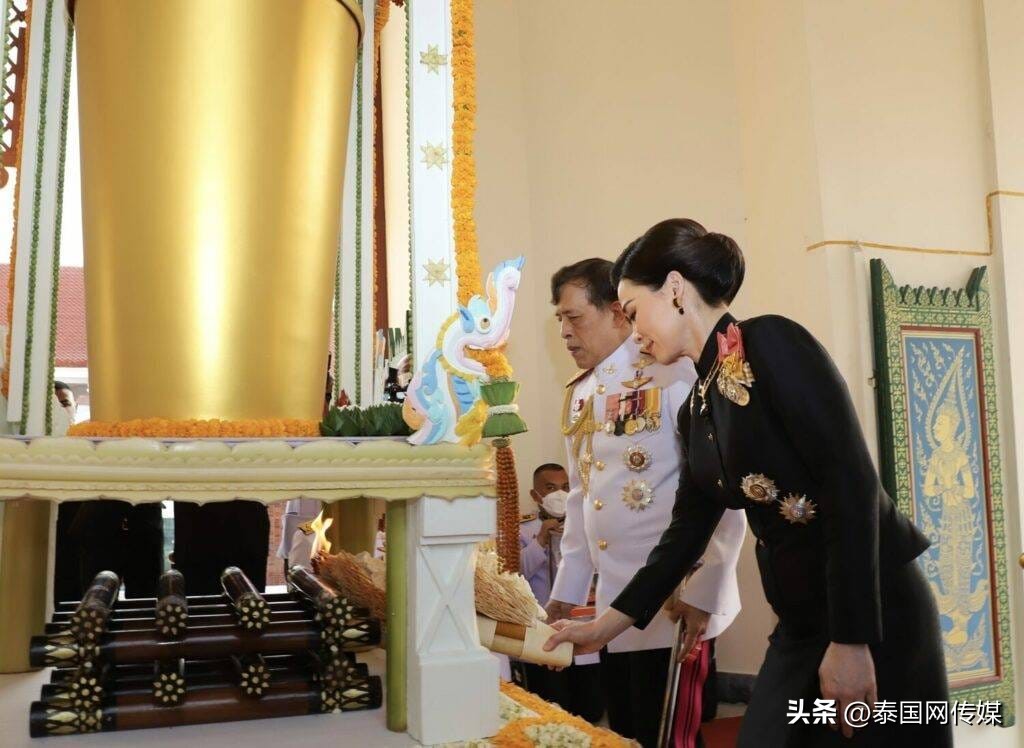 新任泰国国王王后,泰国国王王后跪拜琳通公主