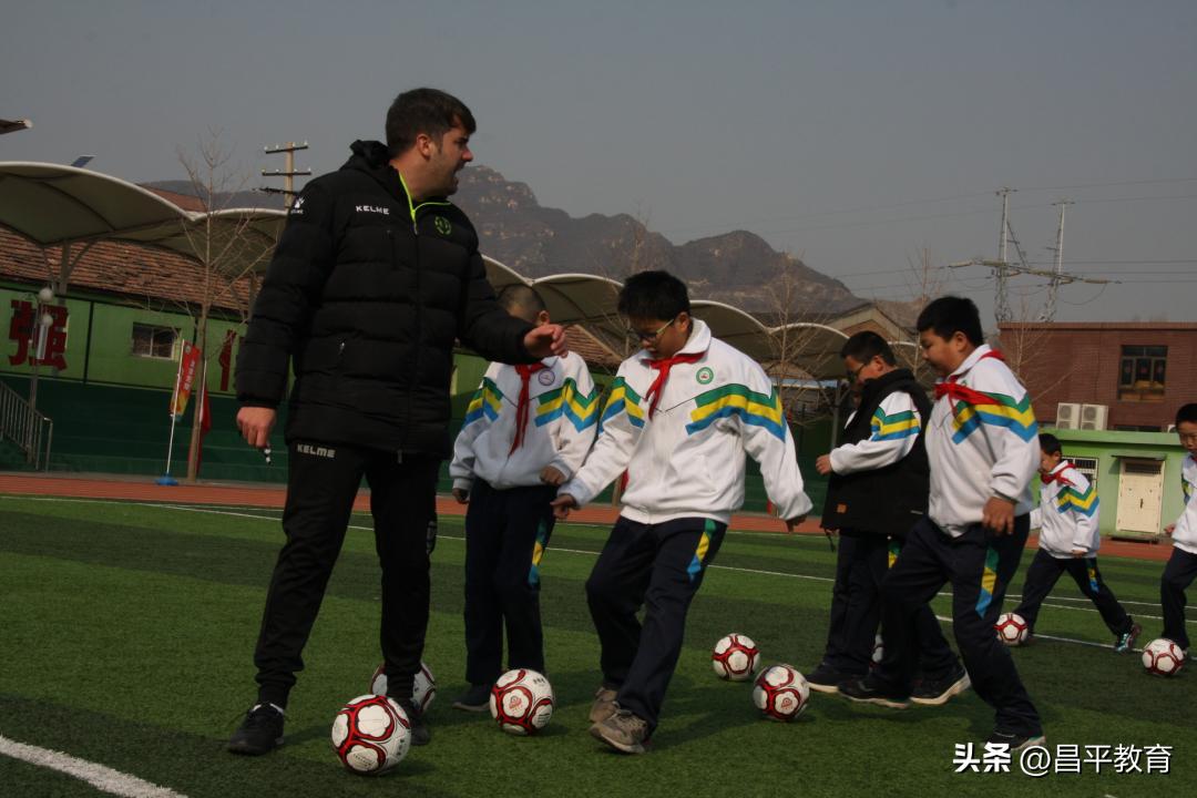 西班牙教练教中国学生踢球,中国足球学校西班牙教练