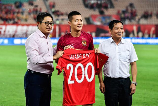 赚够不踢了！9年赚8200万，广州队功勋挂靴，加入国字号当训练员