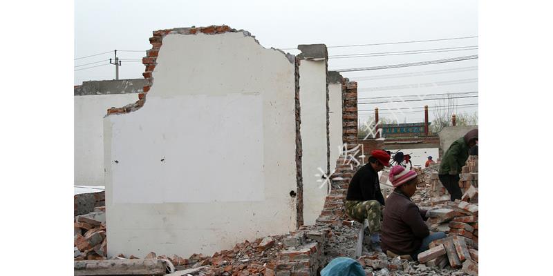 年年过生日女儿都迟到,今年我去接她,到门口后我愣了,默默离开