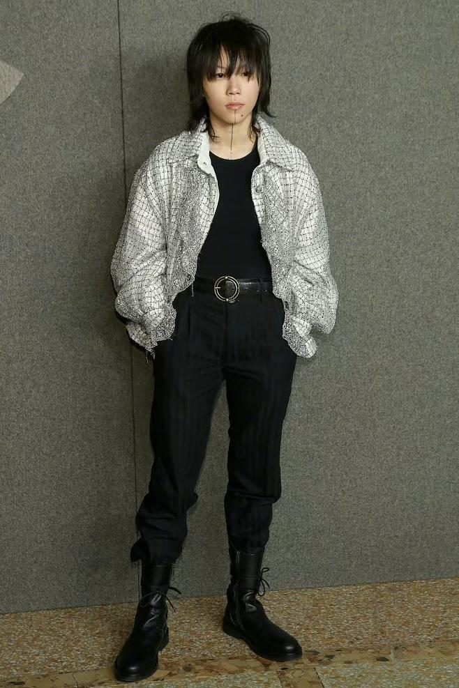 窦靖童短发发型棒球帽穿搭,窦靖童紫色卫衣搭配图片