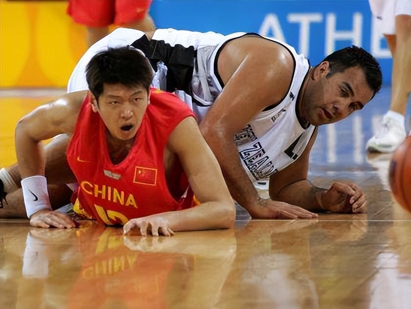 战胜巴西西班牙挺进四强,姚明带队的中国男篮