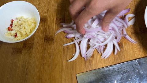 洋葱拌木耳豆腐皮的正确方法视频,两张豆腐皮