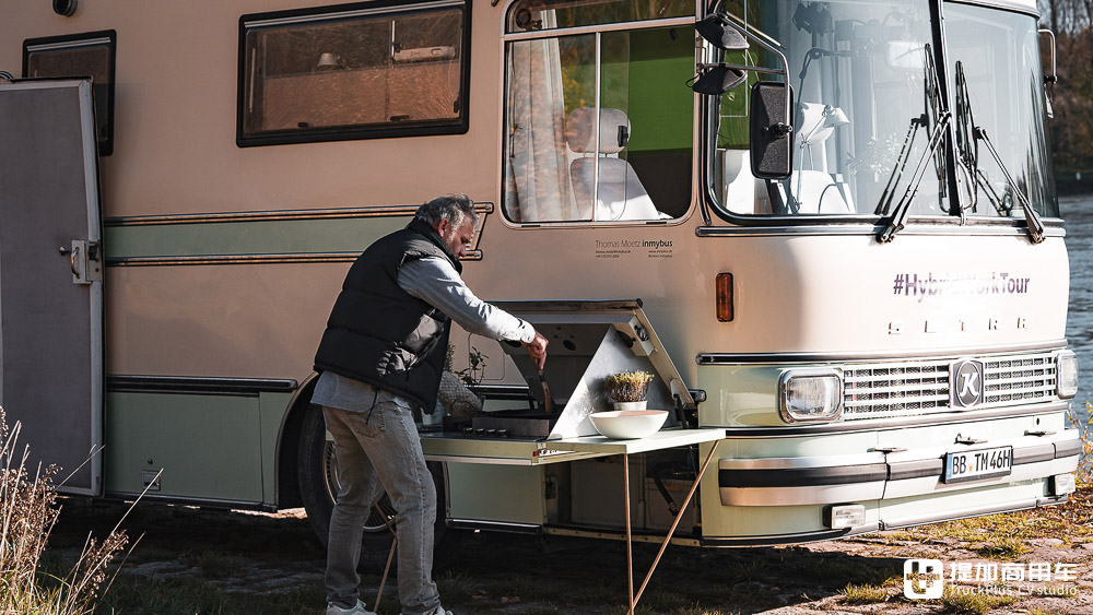 大巴变身移动办公室，德国IT男改装的赛特拉S 410 ESK巴士真惊艳