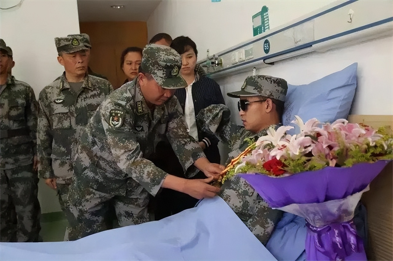 排雷英雄杜富国表彰视频,排雷英雄杜富国重返老部队做什么