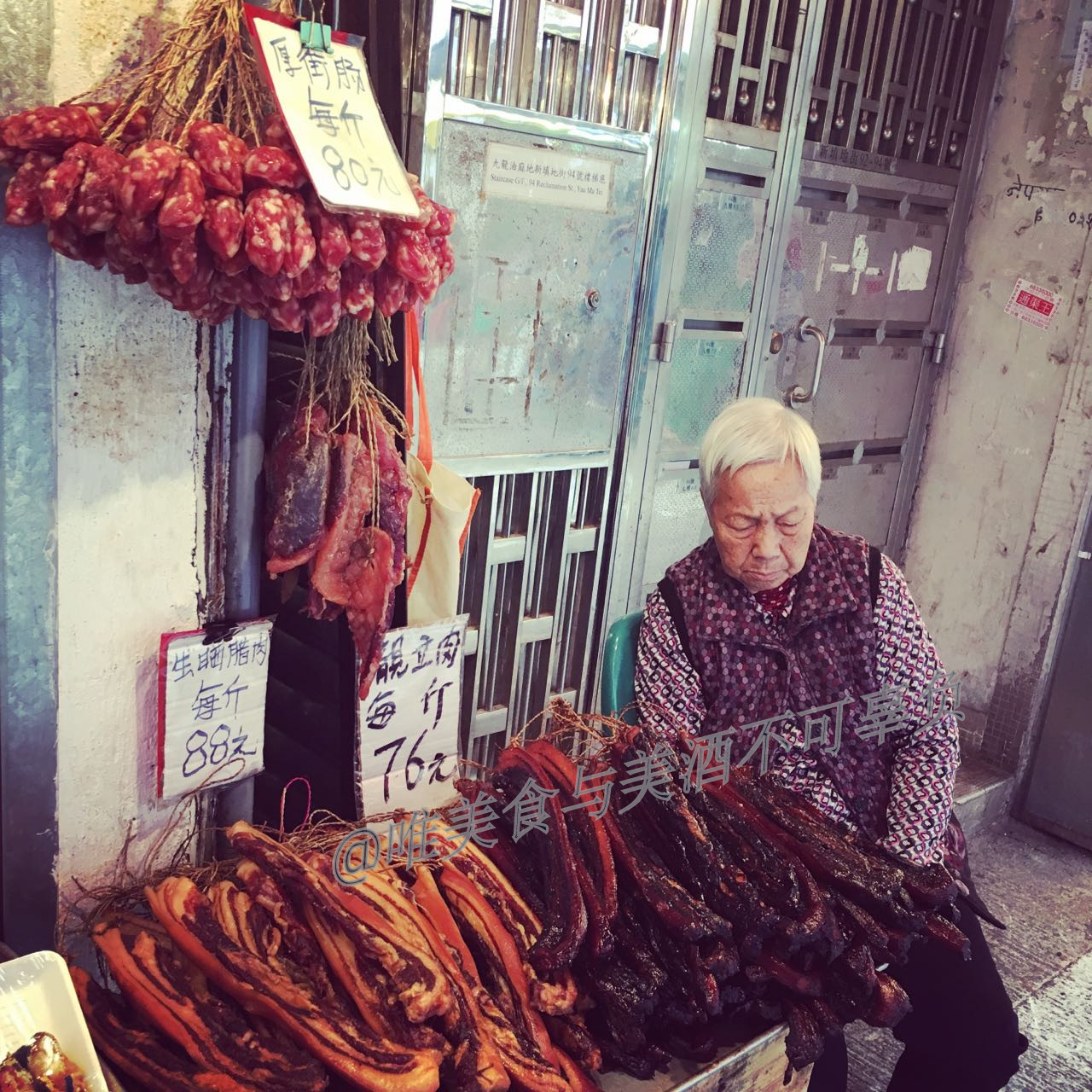 逛香港街市，买蔬菜生鲜，还有美味烧腊、蚝豉干贝，以及人间烟火
