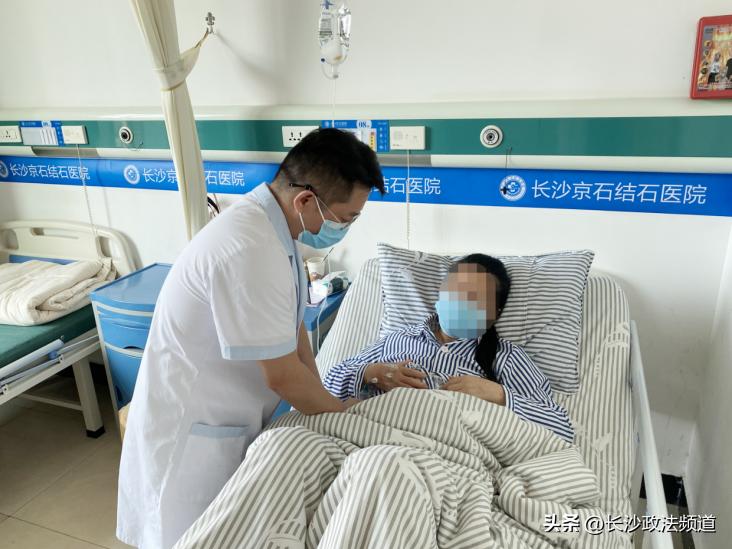 女子误把胆结石当胃病十余年,一女子胆里27颗胆结石