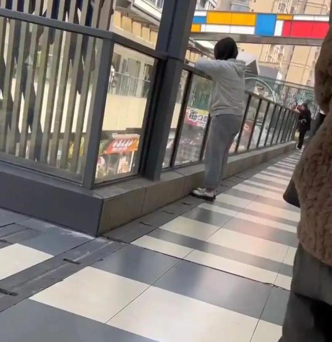 到底打了谁的脸？抑郁症少女被母亲当街怒骂：不愁吃喝你装什么装