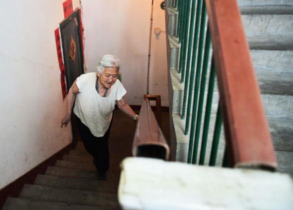 加装电梯发生的事,加装电梯就是一场闹剧