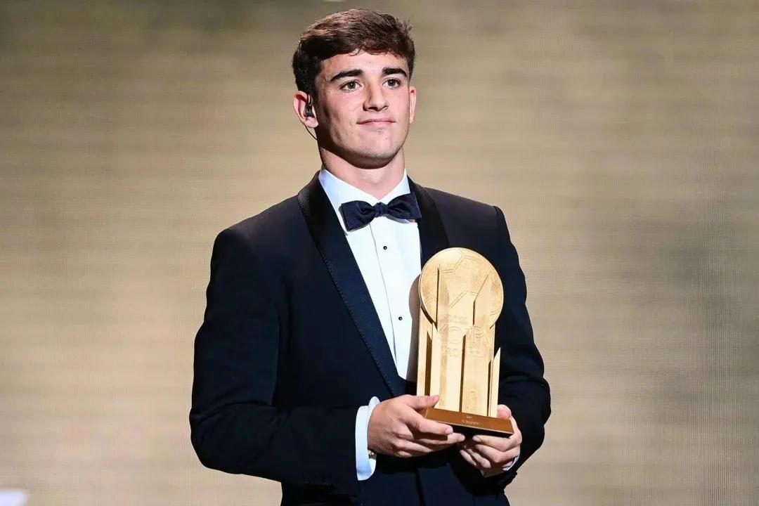 本泽马荣膺今年金球奖,本泽马伯纳乌金球奖