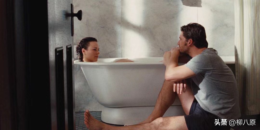 独特的空间连接方式,加上非线性时间线,创造出真实的角色情感