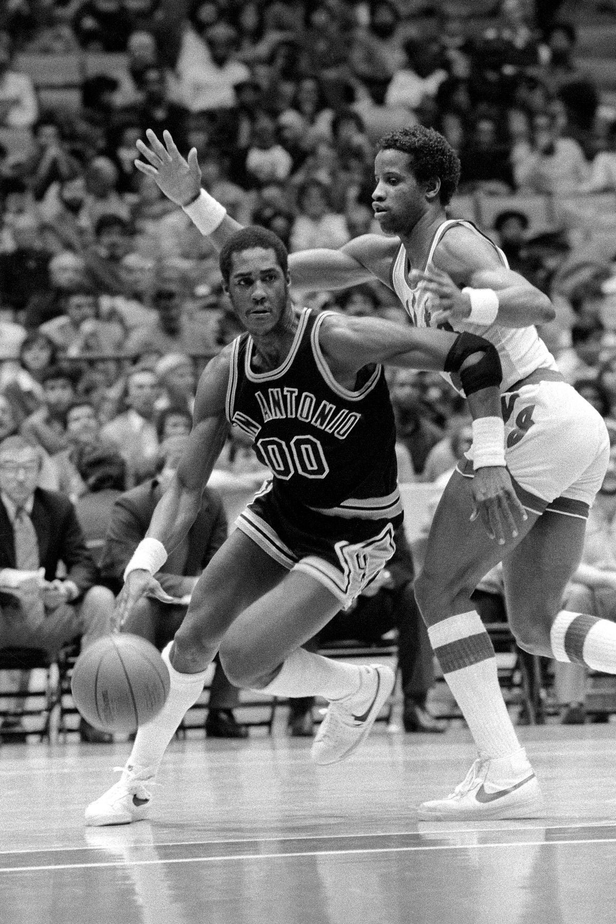 米切尔晃倒马刺10号,米切尔17赛季马刺