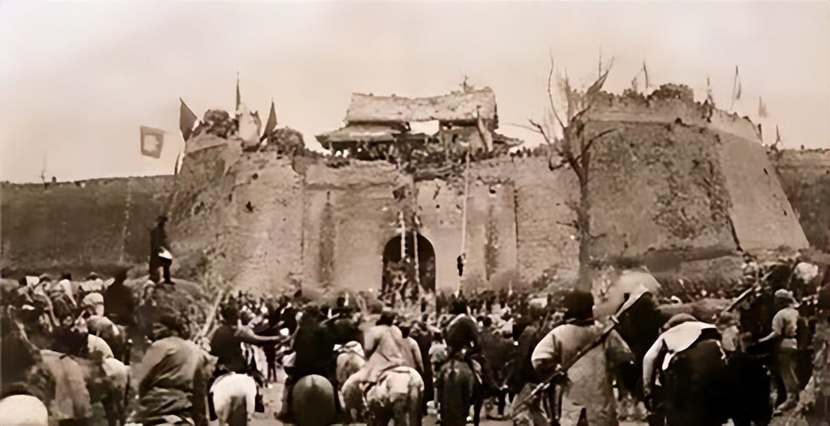 叛匪狂呼：爷爷有令，斧头拿硬；我军严阵以待，城头架起重机枪