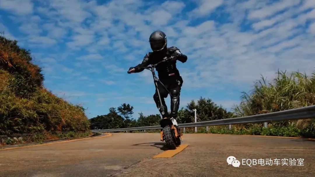 双电机，极速可达50km/h，这辆小“野兽”有点野