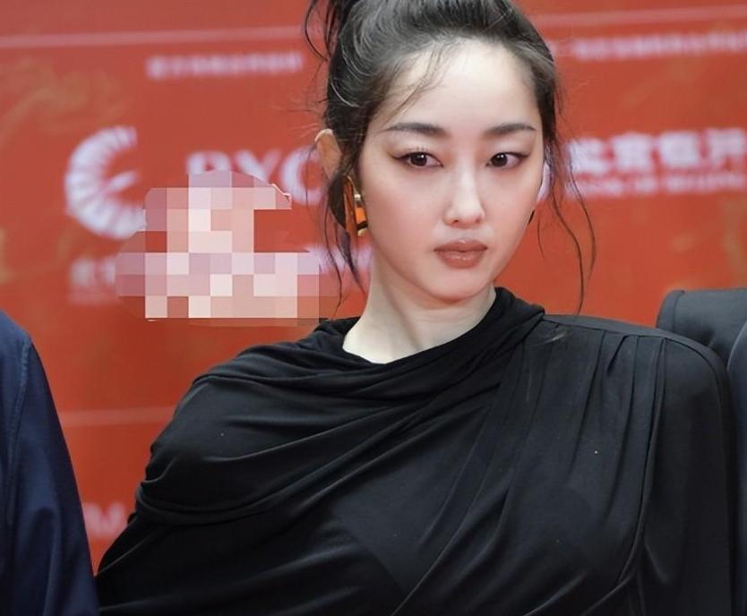 张颂文泪目北影节,北影节开幕式红毯张颂文害羞笑