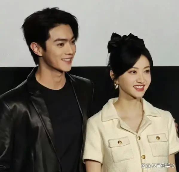 35岁景甜活动现场撩许凯腹肌！男方大方展示引欢呼，两人关系和